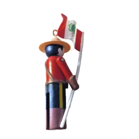 VTG 1984 Hallmark Canadian Clothespin Soldier Ornament QX4471 Mountie Flag IOB - Picture 7 of 7